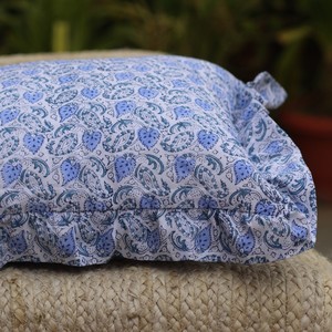Housse de coussin carrée bohème décorative en coton 100% fait main, écologique, à volants floraux bleus, pour la maison - Product Image 5