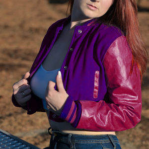 Blouson Bomber Femme Style Universitaire Violet et Bordeaux avec Manches en Similicuir – Vêtement Décontracté Tendance pour Femme - Product Image 1