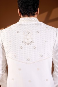 Elegancia Monocromática, Sherwani Color Marfil con Toque Divino, Borde Floral Festoneado, Rejilla de Diamantes, Abrigo con Cuentas 3D - Product Image 3
