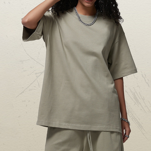 Ensemble T-shirt col rond et short pour homme personnalisé – Tenue d'été décontractée deux pièces haut de gamme – Ensemble coordonné streetwear - Product Image 3