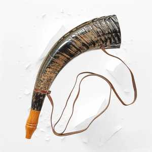 Cuerno de búfalo ecológico al por mayor con soporte de cuero y funda para cintura, forma natural pulida, recuerdo temático de amor - Product Image 1