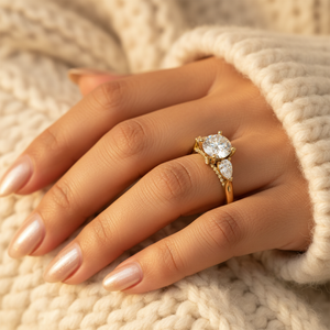 Классическое обручальное кольцо с тремя камнями: круглый центральный камень и боковые камни в форме груши, платиновое, с невидимым ореолом, тройное кольцо - Product Image 4