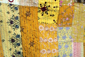 Couvre-lit indien vintage jaune en patchwork Kantha, brodé à la main - Product Image 4