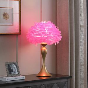 Lampada da Tavolo Glamour con Contorno in Metallo Dorato e Piume Rosa Acceso da 18,25 Pollici - Product Image 3