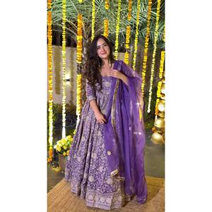 Robe Anarkali en soie brodée, à effet froissé prononcé, avec travail de sequins de 5 mm - Product Image 5
