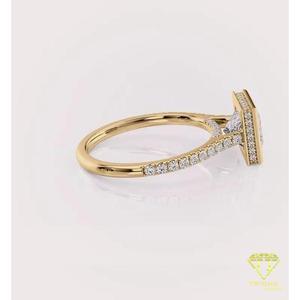 Bague de fiançailles minimaliste en or jaune avec diamant de laboratoire taille princesse serti clos et bande pavée de diamants, pour mariage - Product Image 5
