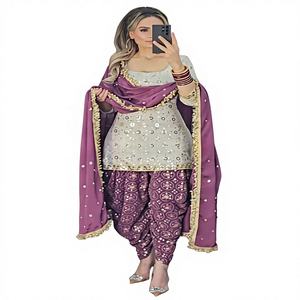 ชุดราตรีงานออกแบบสำหรับงานปาร์ตี้ ผ้าจอร์เจตต์เทียม ปักลายดอกไม้หนัก ประดับด้วยงานปักดิ้นทองและเลื่อม ลวดลายทันสมัย เหมาะสำหรับเทศกาลต่างๆ - Product Image 1