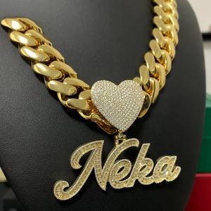 AMBER JEWELS Collar con Colgante de Corazón de Diamante de Corte Brillante Certificado por IGI, Chapado en Oro de 18K, Unisex, Estilo Hiphop con Placa de Nombre Neka - Product Image 1