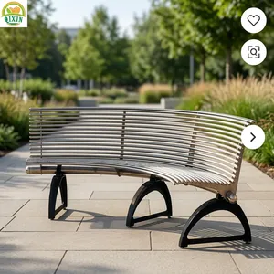 Banc de parc en métal courbé avec assise à lattes en acier, mobilier d'extérieur robuste pour jardins publics, places publiques, patios et aménagements paysagers - Product Image 1