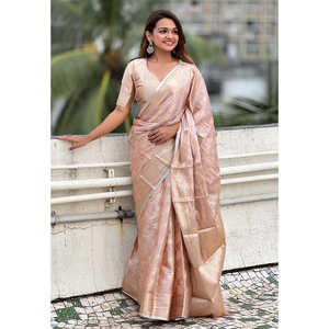 Sari Kanjivaram en soie pêche douce Elite Weaves Leheriya, tissé avec des broderies Zari traditionnelles, pour fêtes ethniques, tenue de soirée élégante d'hiver - Product Image 1