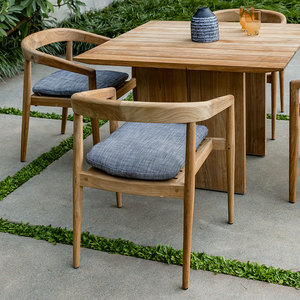 Espace repas extérieur en teck couleur bois naturel avec coussins supplémentaires pour une utilisation intérieure et extérieure. - Product Image 2