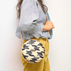 Bolso cruzado redondo de bambú para mujer, bolsa de bambú moderna, hecha a mano, circular, de color, con correa larga, hecho en Vietnam - Product Image 6