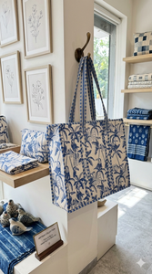 Sac fourre-tout élégant en coton matelassé, imprimé tropical bleu classique, automne, 18 pouces, léger, avec poches intérieures, parfait pour le quotidien - Product Image 3