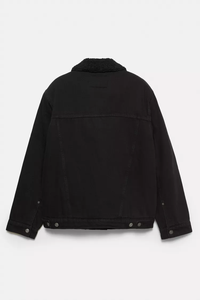 Chaqueta vaquera estilo Tucker con bolsillos delanteros con solapa, cuello combinado de piel sintética y cierre de botones metálicos, hecha de algodón. - Product Image 2
