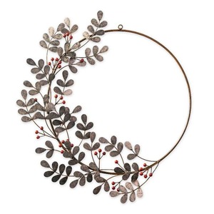 Couronne murale rustique en métal avec des feuilles botaniques argentées et des grappes de baies rouges pour un accent festif charmant - Product Image 2