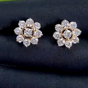 Boucles d'oreilles à fleurs en moissanite, boucles d'oreilles scintillantes florales dorées, bijoux de luxe pour femmes - Product Image 2