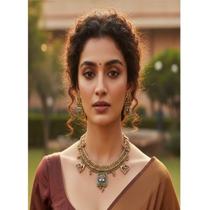 ชุดเครื่องประดับทองเหลืองชุบทองคุณภาพพรีเมียม ประดับด้วยเพชรคุณภาพสูง ดีไซน์แบบราชวัติ ประกอบด้วยสร้อยคอ ต่างหู และติกก้า เหมาะสำหรับเป็นของขวัญงานแต่งงานสำหรับผู้หญิง - Product Image 1