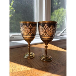 Gobelets en laiton faits à la main en gros avec motif vintage en relief en forme de cloche pour vin de fête, 2 pièces - Product Image 1