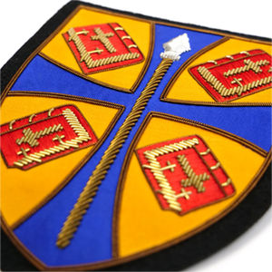 Badges brodés personnalisés légers en fil de métal, fabriqués en usine, avec épingle de sécurité, logo personnalisé, haute qualité, OEM/ODM, vente en gros - Product Image 5