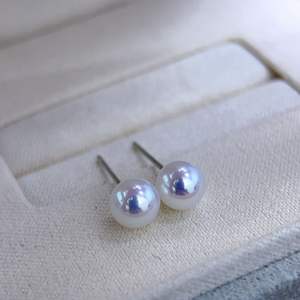 ต่างหูมุกน้ำจืดธรรมชาติจูจี้ ออโรร่า ทรงกลม ไร้ตำหนิ ขนาดเล็ก เครื่องประดับหู คุณภาพเทียบเท่ามุกอะโกย่าจากน้ำทะเล - Product Image 4