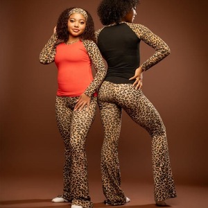 Ensemble 2 pièces de vêtements de détente pour femmes avec logo personnalisé, style Y2K, comprenant un t-shirt et un pantalon évasé, adapté aux grandes tailles, avec bandeau - Product Image 4