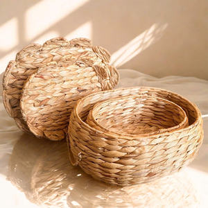 Juego de 2 Cestas Redondas de Mimbre con Tapas Festoneadas, Asas y Forros Extraíbles - Cestas Decorativas Tejidas a Mano de Jacinto de Agua - Product Image 4