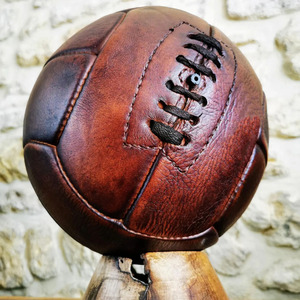Ballon de football classique en cuir vintage, conçu avec une esthétique rétro, en cuir véritable, détails faits main, à prix raisonnable. - Product Image 2