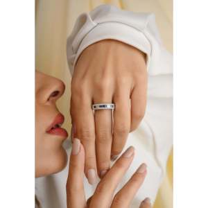 Bague de mariage en saphir vif et diamants taille coussin 18 carats - Product Image 5