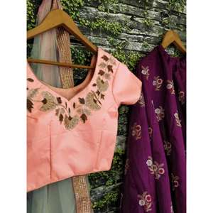 Impresionantes conjuntos de mujer Lehenga Choli Bordados florales morados - Product Image 3