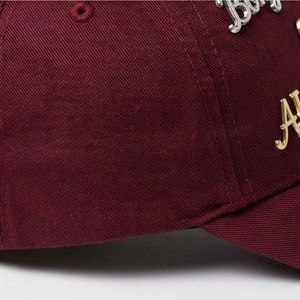 Gorra de béisbol rojo granate con adornos de metal surtidos y corazón felino, estilo de moda de verano para hombre, cómoda y a la moda. - Product Image 5