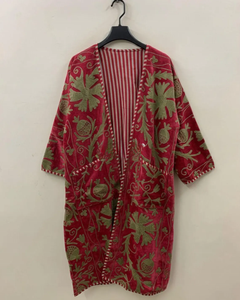 ชุดกิโมโนกำมะหยี่ปักมือลายซูซานีสุดหรู สีแดง พร้อมผ้าคลุมกำมะหยี่ปักลายดอกไม้สีเขียวเซจอย่างประณีตสำหรับผู้หญิง - Product Image 1