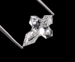 OM GEMS Diamante de laboratorio con corte en cruz único en forma de cruz de Cristo, excelente corte, 1.50 Ct, HPHT CVD, E,F VVS-VS, para colgante - Product Image 2