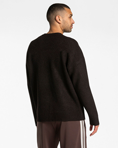 Stylish sweatshirt crafted from breathable fabric, offering warmth flexibility, and a sleek look for everyday streetwear fashion - Product Image 3