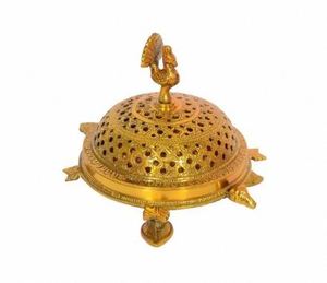 Brûleur d'encens en laiton en forme de paon pour l'intérieur de la maison, élégant brûleur d'encens en laiton sur une tortue à 3 pattes par l'exportateur - Product Image 2