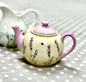 Encantadora tetera floral color lavanda con boquilla de vertido suave, mango de agarre cómodo, diseño que retiene el calor, perfecta para la hora del té - Product Image 1
