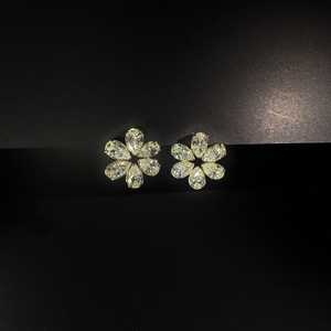 Boucles d'oreilles clous de déclaration fleur de diamant, personnalisées, en forme de poire, solitaires uniques, cultivées en laboratoire, bijoux de mariage pour mariée, vente en gros, or massif 14k 18k - Product Image 1