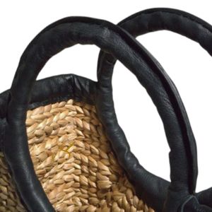 The Woven Shopper - sac à main tissé à la main en jacinthe d'eau avec finitions en cuir par Woven Vietnam - Product Image 4