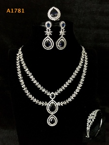 สร้อยคอพร้อมจี้รูปดอกไม้ดีไซน์สวยหรูสำหรับผู้หญิง แบรนด์ Anshul Bijoux ทำจากโลหะผสมทองแดง ประดับเพชรซิร์คอน ชุบทอง 18K ปรับขนาดได้ ทันสมัย - Product Image 1