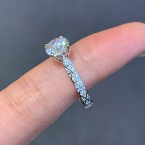 Anillo de Oro Sólido de 14k con Diamante de Laboratorio de Alta Calidad de 1.00CT, Certificado IGI, Montura de Catedral, Claridad VS+, Color D-F, Estilo Minimalista - Product Image 4