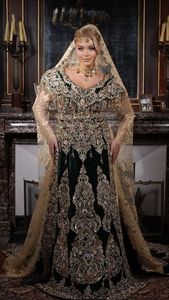 Robe de mariée traditionnelle brodée Fergani, longue jusqu'au sol, pour femmes, avec détails dorés et voile - Product Image 3