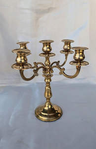 Candelabros de latón de diseño auténtico con elegancia artesanal hechos para decoradores de interiores y Bodas de lujo - Product Image 3