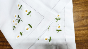 Serviettes de table en coton blanc en vrac avec broderie florale - Product Image 3