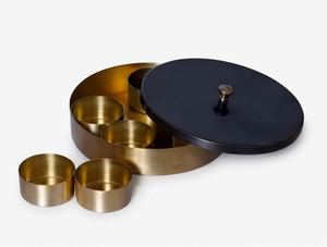 Boîte de rangement pour épices ronde en métal de qualité supérieure avec couvercle noir et intérieur doré, organiseur traditionnel pour la cuisine - Product Image 1