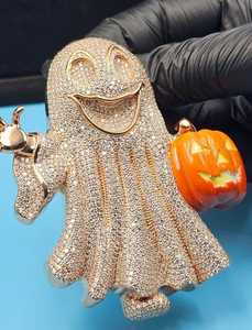 Colgante de Moissanita Chapado en Oro de 18K y Plata de Ley 925 con Diseño de Fantasma de Dibujos Animados Totalmente Cubierto de Piedras y Calabaza, Joyería de Regalo Unisex - Product Image 3