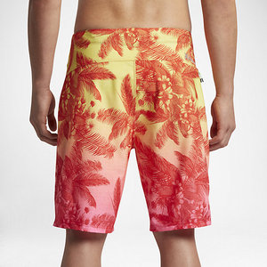 Shorts de bain pour hommes à imprimé palmiers tropicaux, motif feuilles, dégradé jaune et rouge, avec cordon de serrage à la taille - Product Image 5