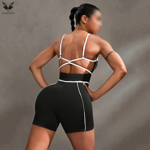 Combinaison de sport noire sans manches à bretelles croisées pour femme, très extensible, avec accents blancs, confortable et offrant un bon maintien pour le yoga - Product Image 2
