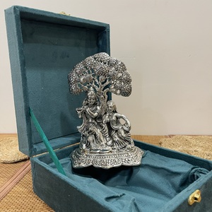 ARTESANÍA METÁLICA: FIGURA DE RADHA KRISHNA SENTADOS EN UN ÁRBOL, BAÑADA EN PLATA, CON CAJA DE REGALO - Product Image 3