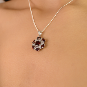 Pendentif Fleur en Grenat Plaqué Rhodium en Argent Sterling 925, Style Minimaliste Halo, Bijou Tendance pour Femme, Cadeau, Vente en Gros - Product Image 4