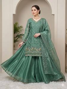 Ensemble prêt-à-porter entièrement cousu avec haut en soie Fandy orné de perles et de broderies de sequins, pantalon Plazzo et dupatta. - Product Image 2