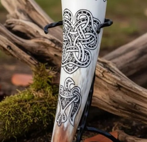 Corne à boire viking en corne de bœuf, unique et fabriquée à la main avec support en fer, design viking - Product Image 3